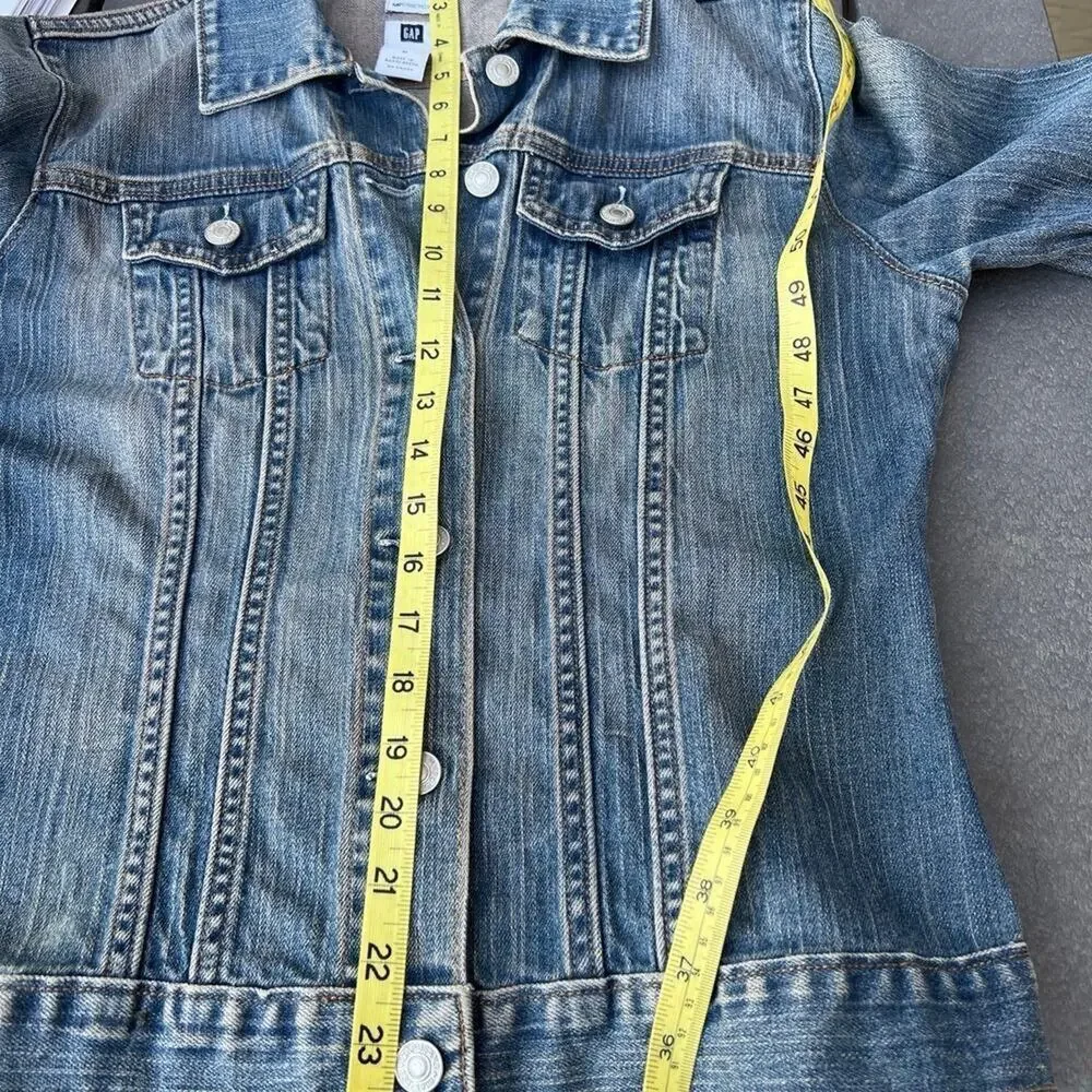 Gap -Gapstretch, Women’s size M, Denim Truckers Jacket, Medium -Light Wash.